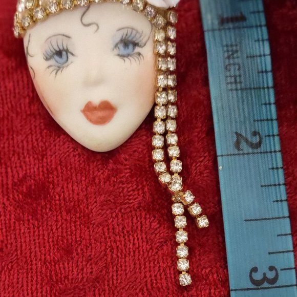 Vintage flapper brooch. Porcelain hand painted face. EUC - Picture 3 of 3